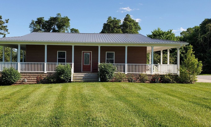 Tompkinsville House | Town Cabin