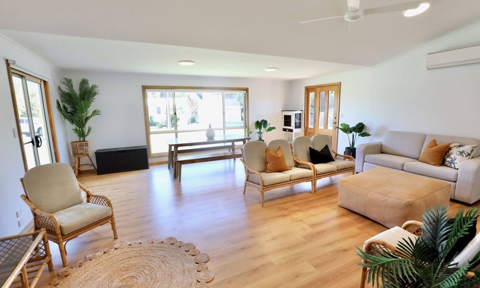 Waterhouse House | Town Central on Ryan 100m to beach and Main Street