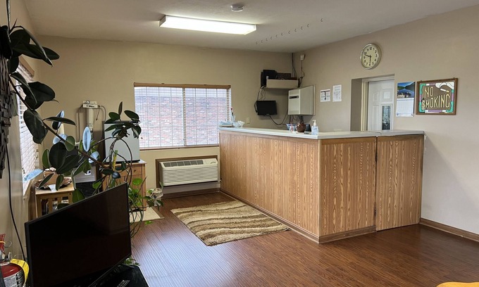 Clinton Hotel | Town & Country Motel