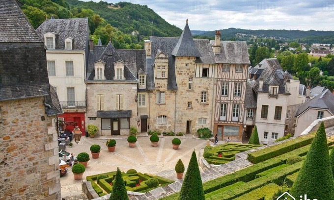 Terrasson-la-Villedieu House | Town house not overlooked in the historic center