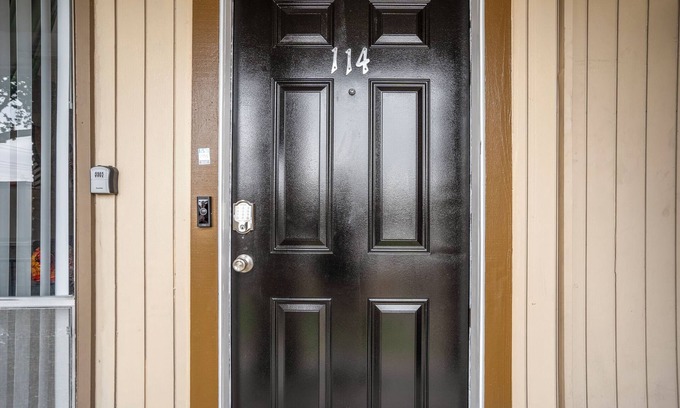 Houston Apartment | Towne Plaza Apartments #114 in the Galleria Area