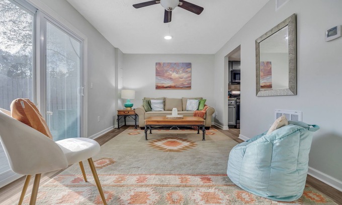 Sandy Springs House | Townhome in ATL Suburbs + Backyard + Parking!