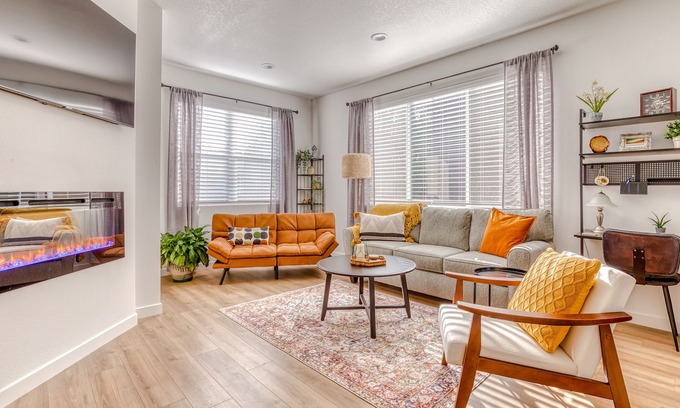 Troutdale House | Townhome with fireplace, game room, washer/dryer, firepit & yard