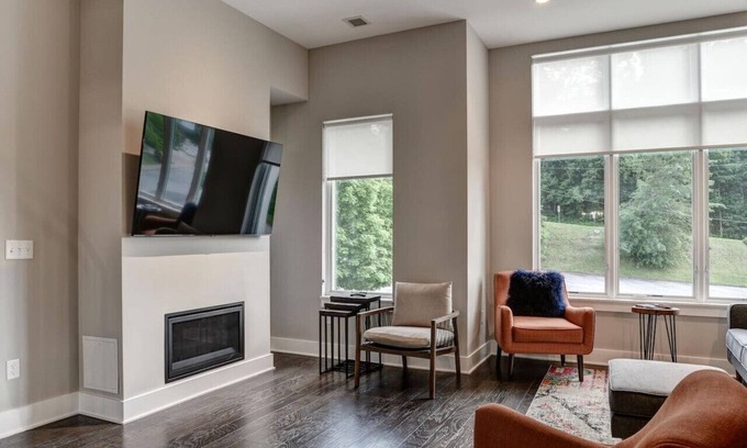 East End - Valley Street House | Townhome with Large Rooftop Terrace