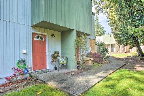 Lakewood House | Townhome with Yard 3 Mi to Camp Murray and JBLM