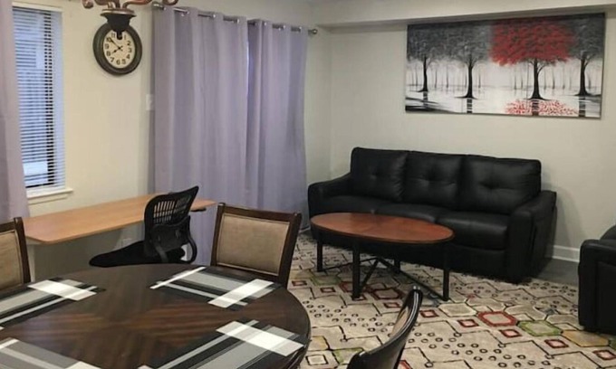 Greenbelt House | Townhouse, 2 bdrm, 2.5 bthrm, 2 qn bds/2 levls