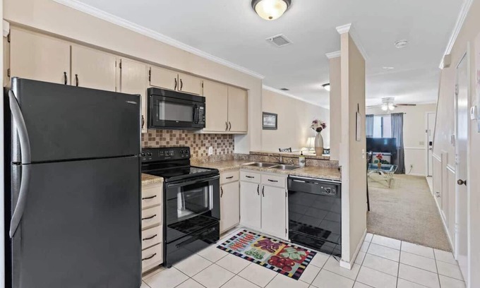 Seven Oaks Condo | Townhouse, Airport, Downtown, 2 TVs, Wi-Fi