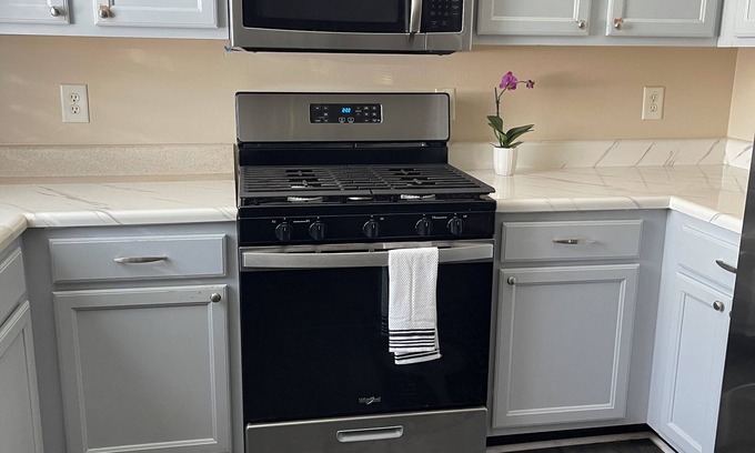 Doraville House | Townhouse in Central Atlanta - Cozy and Convenient, minutes from I-285 & I-85!