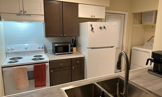 Gainesville House | Townhouse Near I75. Pet Friendly w/fire pit.