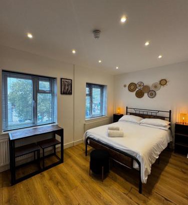 Livesey Hotel | Townhouse Studio with Kitchen & Ensuite - Great Location