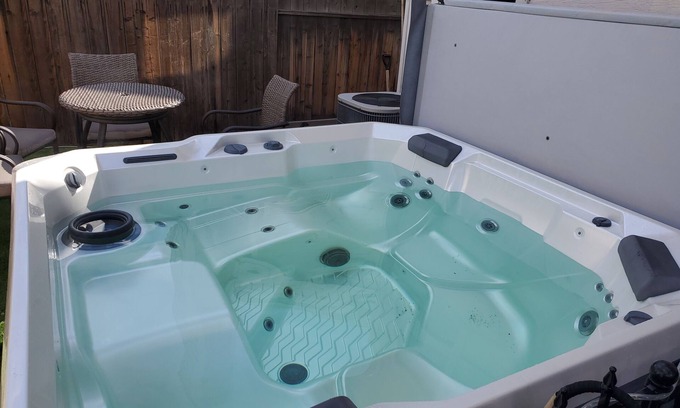 Mira Loma House | Townhouse with hot tub