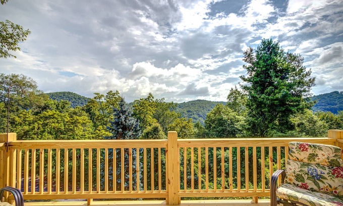 Boone House | Townhouse with Mountain Views - Close to Boone and Blowing Rock