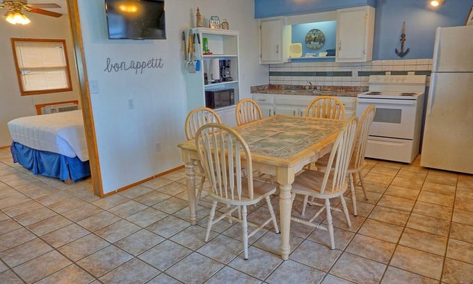 Eddyville House | Townhouses 1 & 6 (Sleeps 1-10) - Offer a Full Size Kitchen/Sitting Area, 2 Full size bathrooms with tub/shower units, 2 Queen beds, 1 twin bed, 2 Full Beds, 1 Futon.