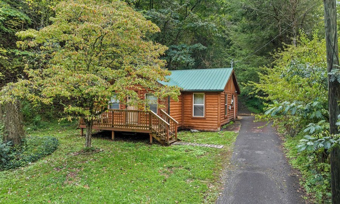 Townsend Cabin | Townsend Area*Cozy*Hot Tub*Single Story*Level Parking*WiFI