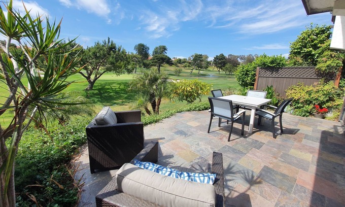 Solana Beach House | Track, Tee and Sea! On the Green, 7 min to Del Mar Race Track & beaches