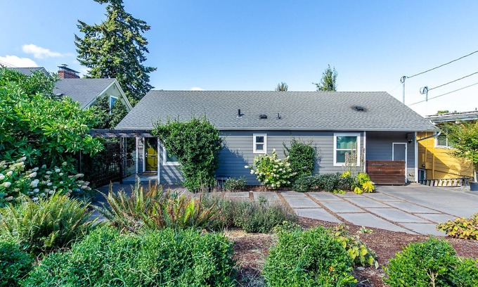 Amazon House | Tracktown Charmer- 4 Bedroom/ 3 Bathroom