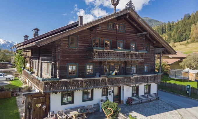 Bramberg am Wildkogel Apartment | Traditional farmhouse with cosy fireplace