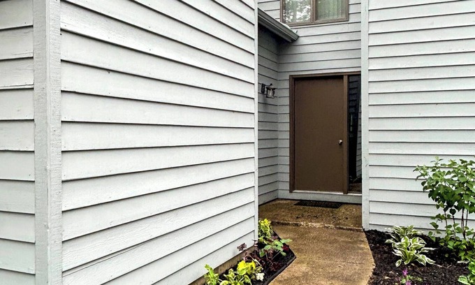 Harbor Springs Condo | Traditional 4BR/3.5BA Hideaway Valley Condo, Harbor Springs/Petoskey Area.