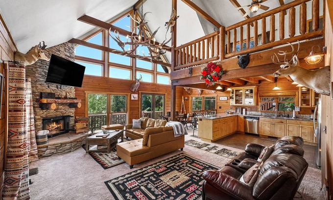 Crestline Cabin | Traditional A-frame Luxe Cabin in Crestline Ca. 3bed3bath/3LVL/PRVT SPA/5+PRKING