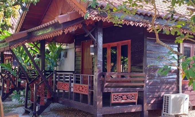 Vang Vieng House | Traditional lao bungalow with mountain view & vegetable garden at your door step