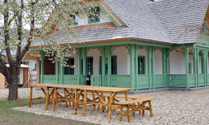 Piatra Neamt Cottage | Traditional Romanian cottage w/firepit, huge garden