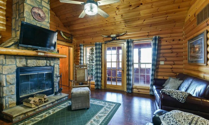 Notch Estates Cabin | Trails End Cabin- 10 min- Silver Dollar City; 15 min- Branson; NEW Tiled Showers
