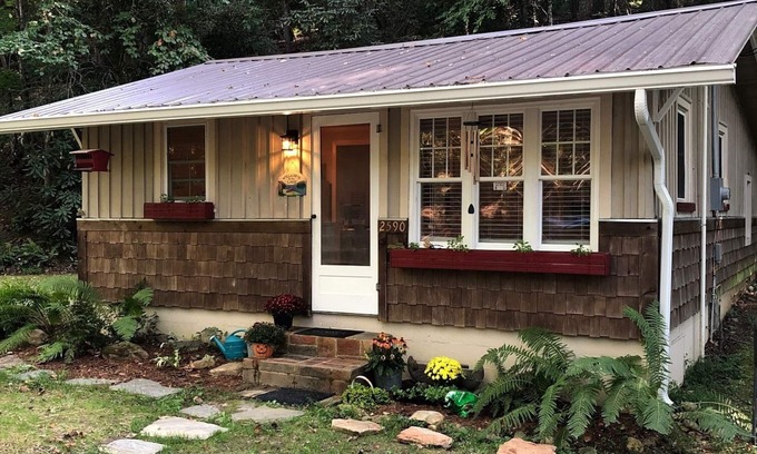 Nebo Cabin | Trails End Cabin, Pet Friendly, Lake James Oasis