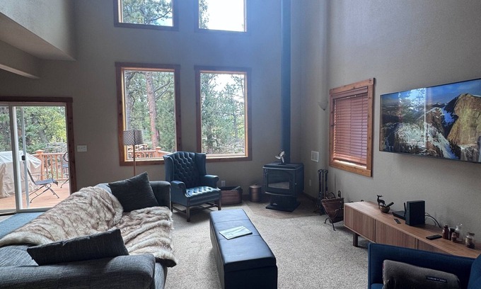 Black Hawk House | Tranquil 2-bedroom house with WiFi in the mountains