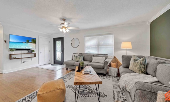 Lake Lorraine Apartment | Tranquil 3BR Family Home in Shalimar Near Water