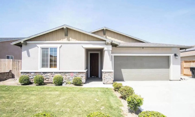 Visalia House | Tranquil and Spacious Family Haven by Sequoia & Kings Canyon National Park!