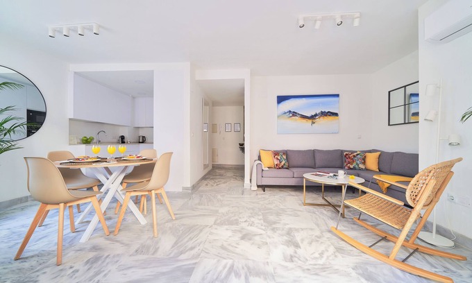 La Victoria Apartment | Tranquil Apartment in Central Málaga with Terrace, AC & Fast WiFi
