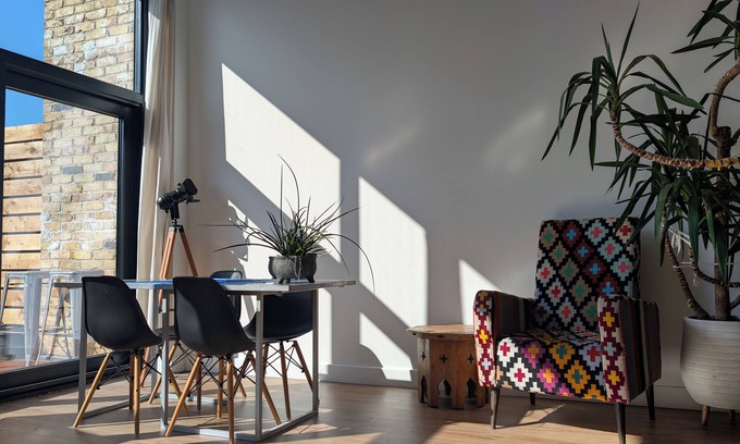 Stratford Apartment | Tranquil & Bright by The Canal