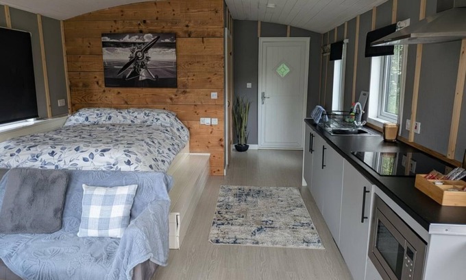 Llanfair Caereinion Cabin | Tranquil Cabin Retreat- Sleeps 2, Parking