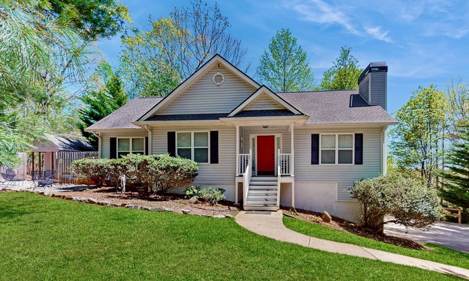 Dahlonega House | Tranquil cabin retreat with shady porch near wineries & waterfalls-Dog Friendly