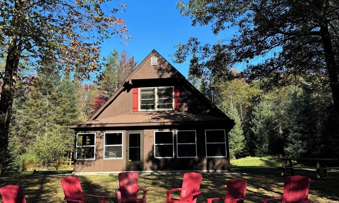 Grayling Cabin | Tranquil Cabin Retreat with Sauna – Steps from the Holy Waters