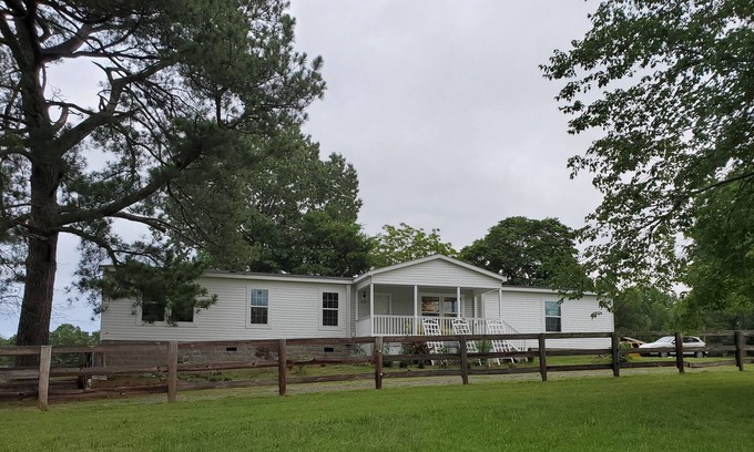 McCain House | Tranquil Farmhouse near Lake Jordan