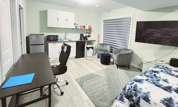 London House | Tranquil Getaways London (5 munities to Western University)