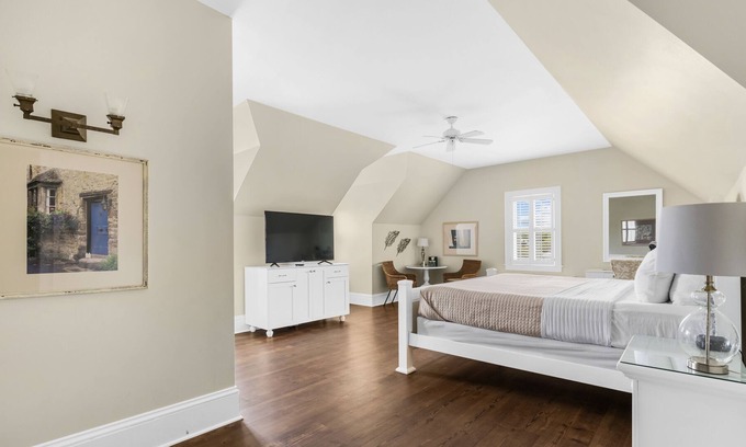 Historic Downtown Manteo Apartment | Tranquil House Inn - Downtown Waterfront Manteo - 1 King Large Premium Room 37
