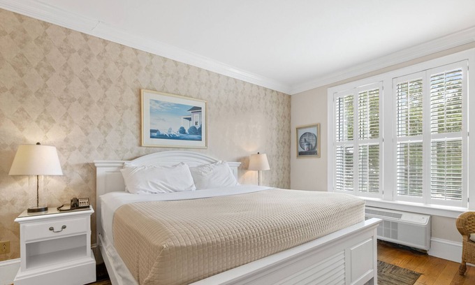 Historic Downtown Manteo Apartment | Tranquil House Inn - Downtown Waterfront Manteo - 1 King Standard Room 15