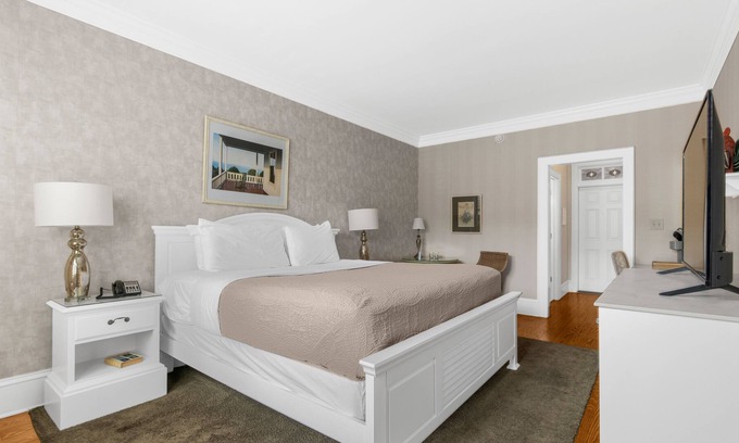 Historic Downtown Manteo Apartment | Tranquil House Inn - Downtown Waterfront Manteo - 1 King Standard Room 17