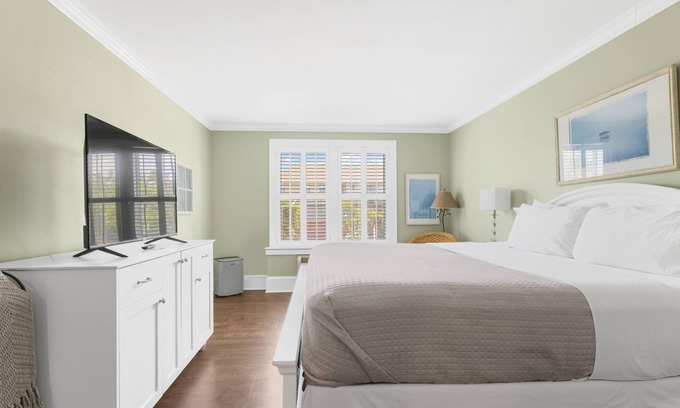 Historic Downtown Manteo Apartment | Tranquil House Inn - Downtown Waterfront Manteo -1 King Standard Room 27