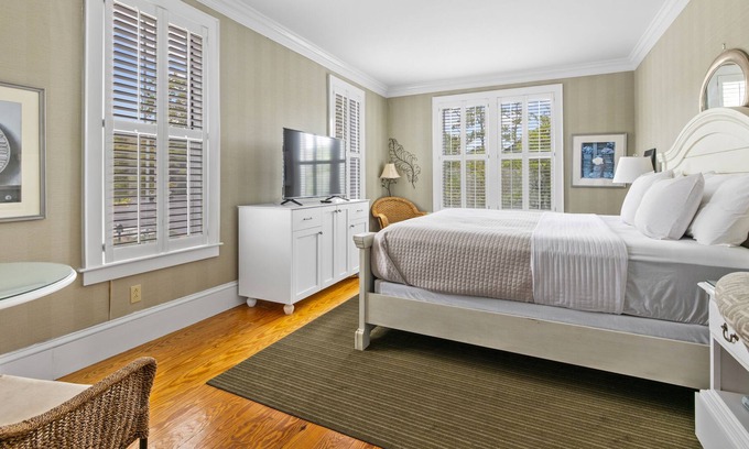 Historic Downtown Manteo Apartment | Tranquil House Inn - Downtown Waterfront Manteo - 1 Queen Standard Rm 18