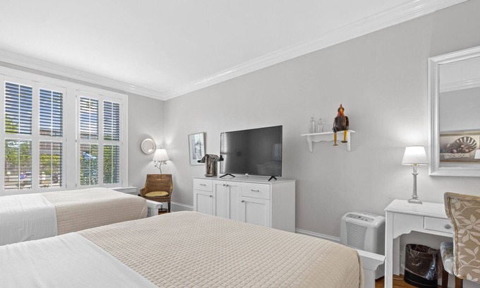 Historic Downtown Manteo Apartment | Tranquil House Inn - Downtown Waterfront Manteo - 2 Queens Standard Room 16