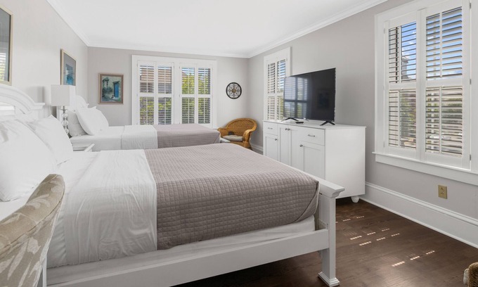 Historic Downtown Manteo Apartment | Tranquil House Inn - Downtown Waterfront Manteo - 2 Queens Standard Room 29