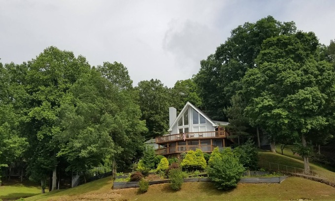 Waverly House | Tranquil Lake House: Dock, Beach, Unmatched Views – Your Serene Retreat Awaits!