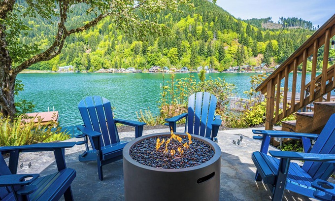 Port Angeles House | Tranquil Lakefront Escape - 3 bedroom Modern Cabin Retreat