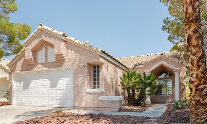 Desert Shores House | Tranquil Lakeside Escape: Your Ideal Getaway from the Vegas Strip!