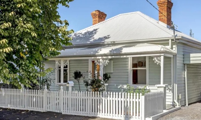 Invermay House | Tranquil Launceston Getaway - You'll fall in love!