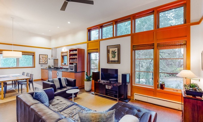 Manzanita House | Tranquil, Mid-Century Artist's Retreat w/Deck & Patio - Walk to the Beach/Town