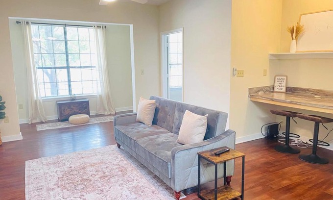 New Pathways Apartment | Tranquil Midtown Apartment